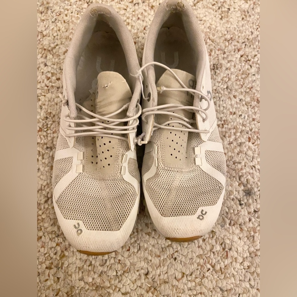 ON RUNNING
CLOUD TRAINERS IN WHITE/SAND women’s 8.5